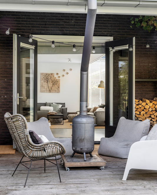 VTwonen; Binnenkijken in een buitenhuis waar wit, minimalisme en hygge centraal staan